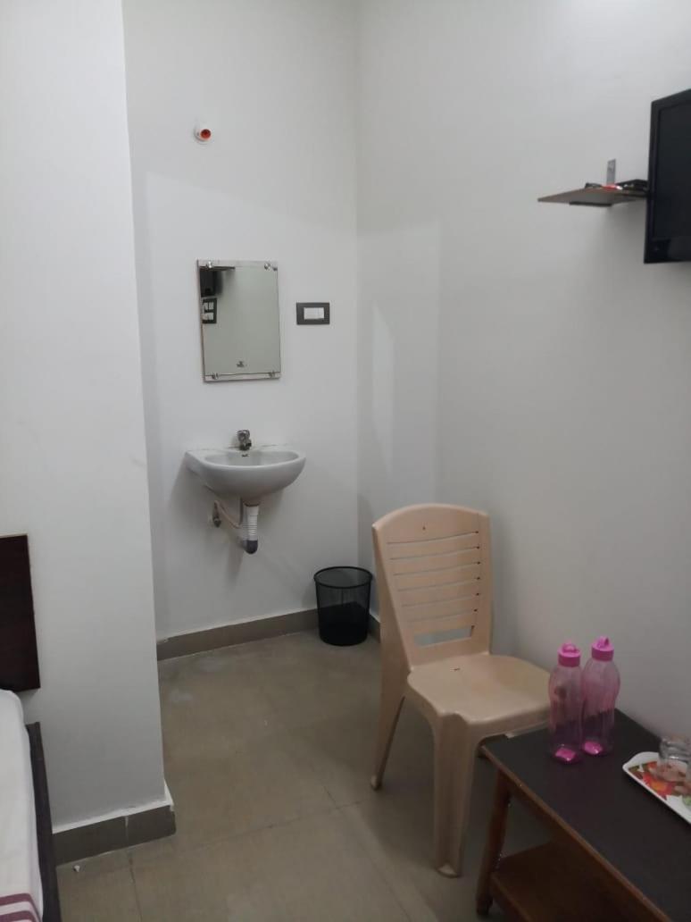 Отель Sri Kousthubham Residency Тирупати Экстерьер фото