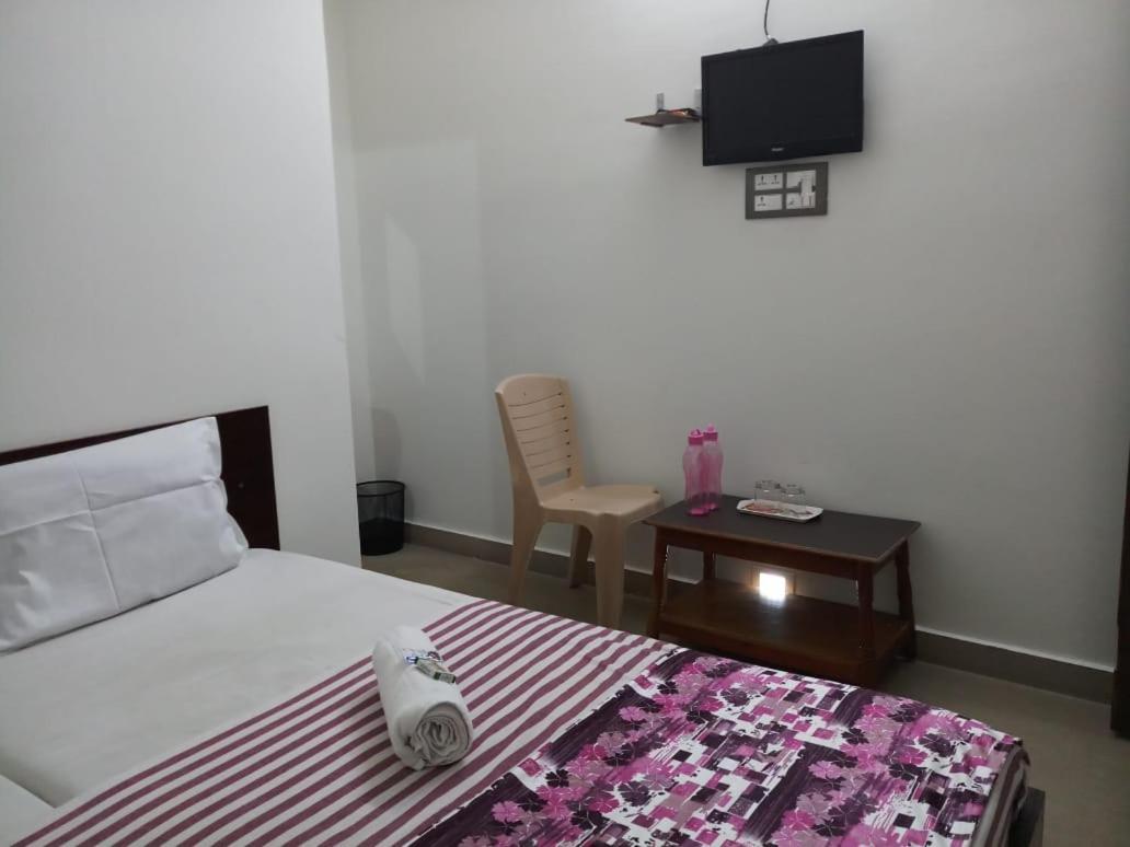 Отель Sri Kousthubham Residency Тирупати Экстерьер фото